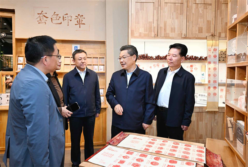 任振鶴在敦煌市調(diào)研時強調(diào)堅持以文化人以文惠民以文潤城以文興業(yè) 為經(jīng)濟社會高質(zhì)量發(fā)展提供最基本最深沉最持久的力量